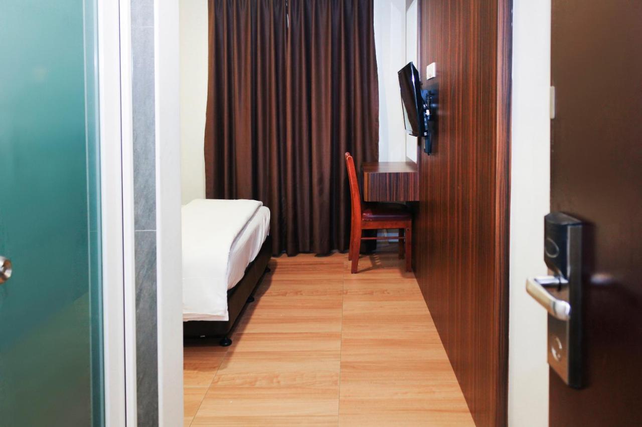 Oyo 90027 Happy Hotel Джохор-Бару Экстерьер фото