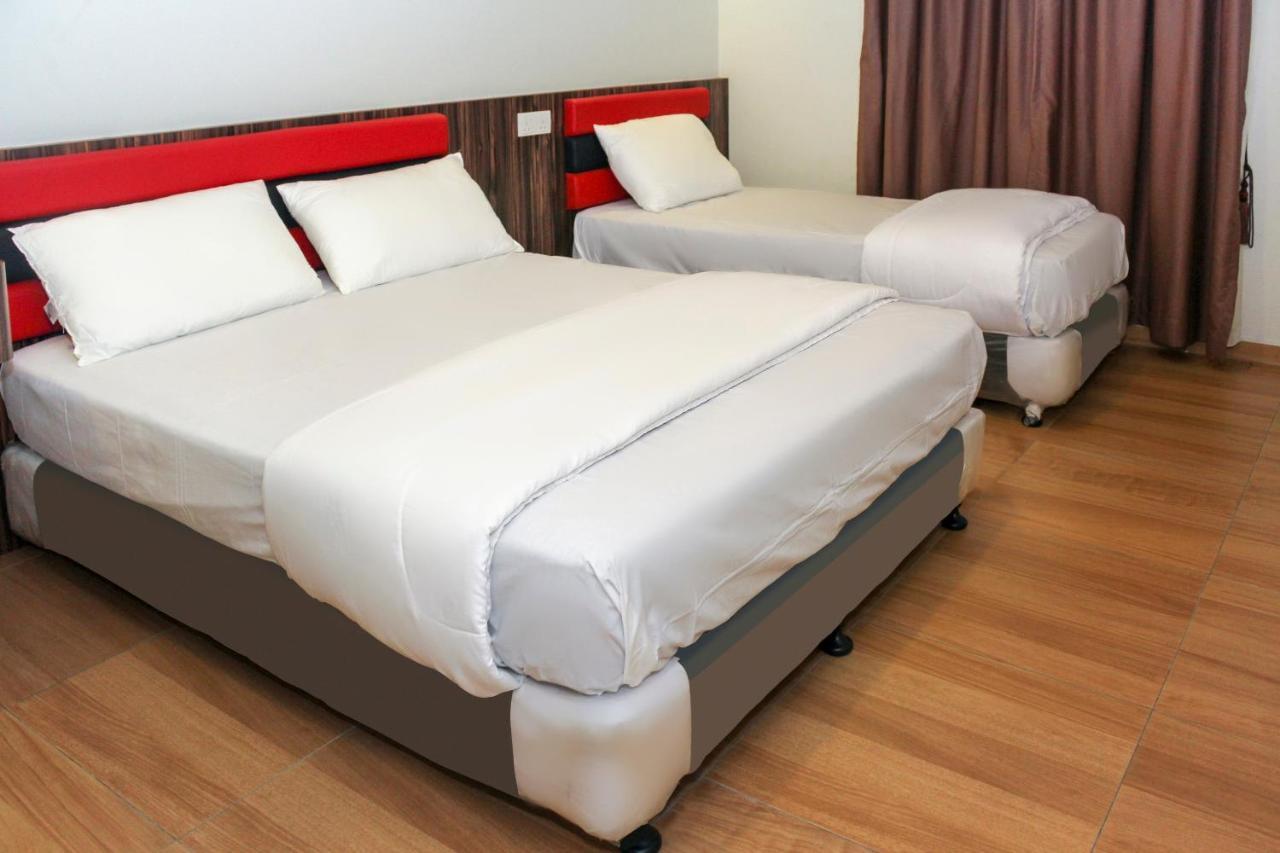 Oyo 90027 Happy Hotel Джохор-Бару Экстерьер фото