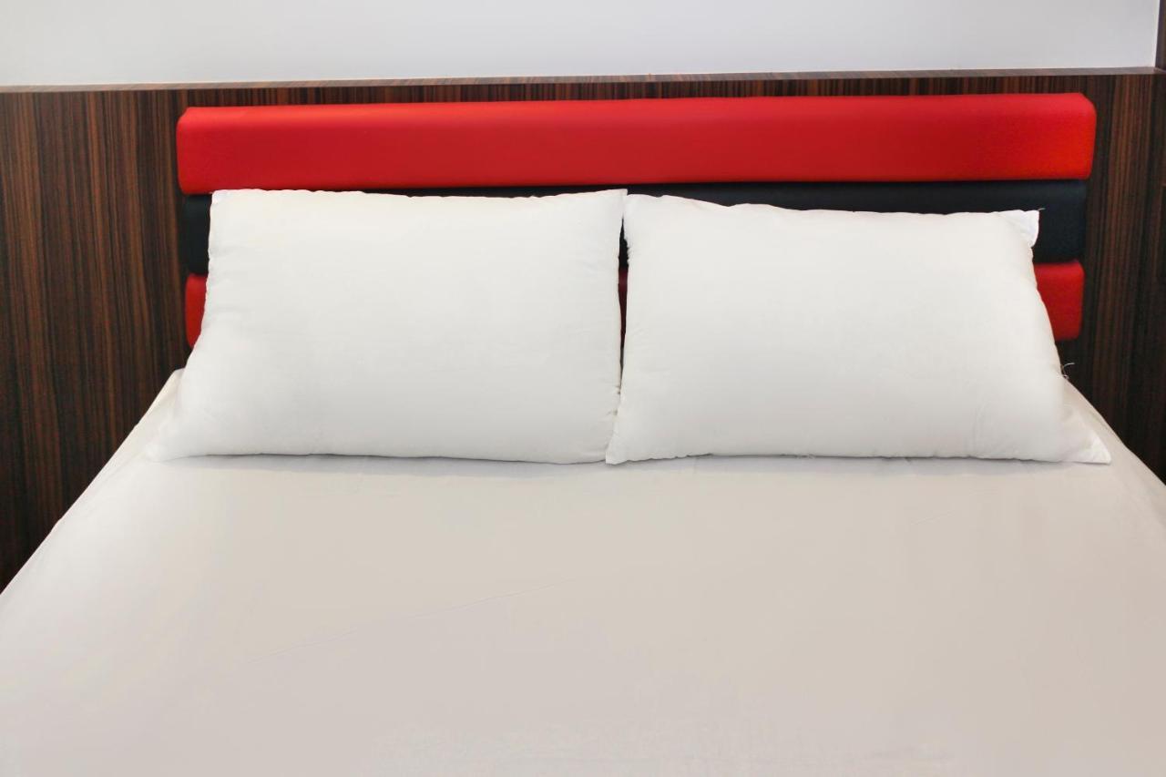 Oyo 90027 Happy Hotel Джохор-Бару Экстерьер фото