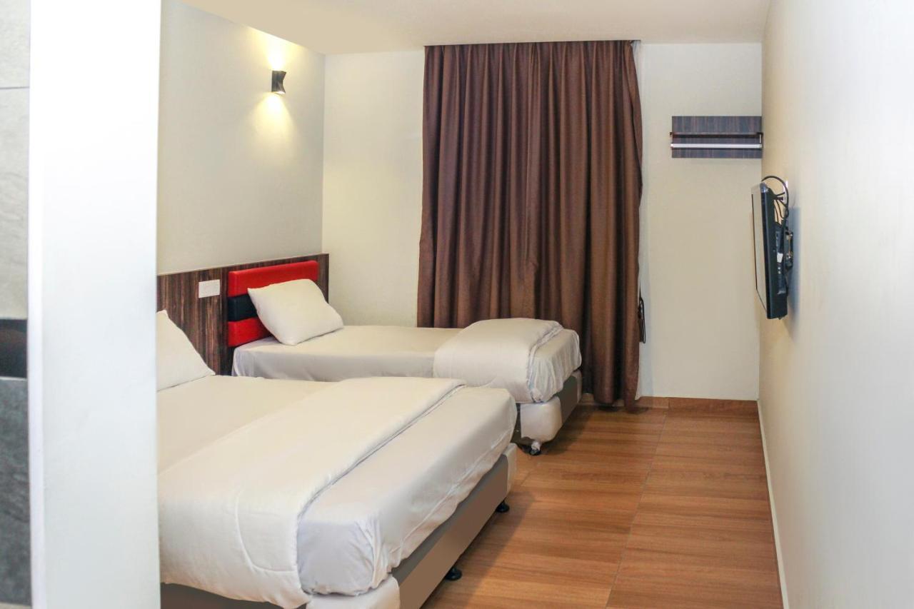 Oyo 90027 Happy Hotel Джохор-Бару Экстерьер фото